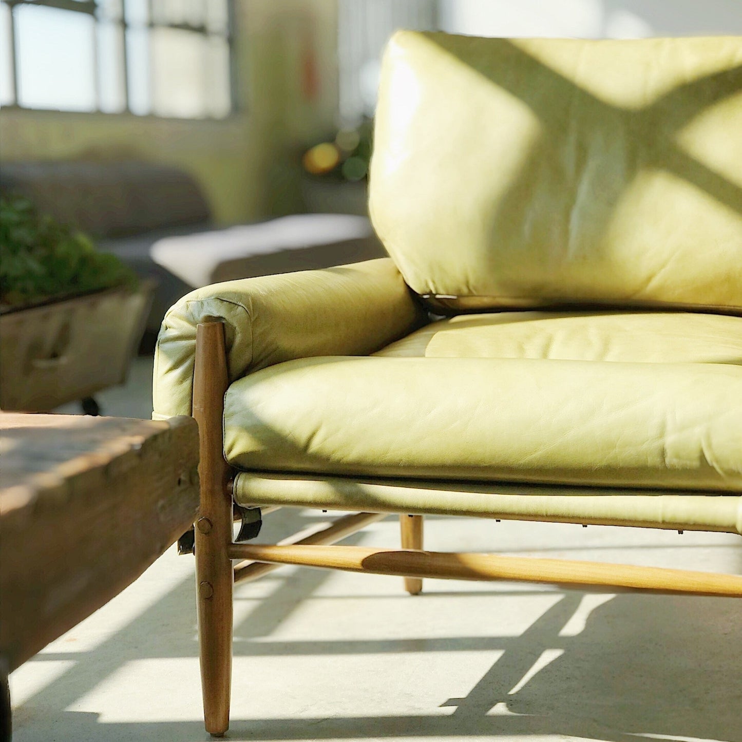 Čistenie koženého nábytku: Stolička Happy Cleaning