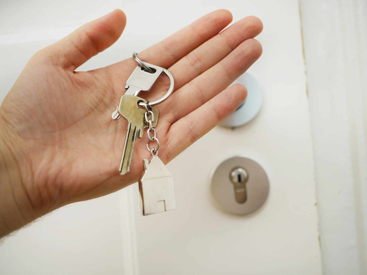 Deliver the keys after cleaning Happy Cleaning